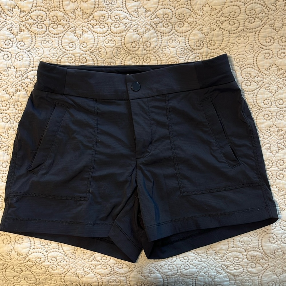 Athleta size 2 black Trekkie shorts